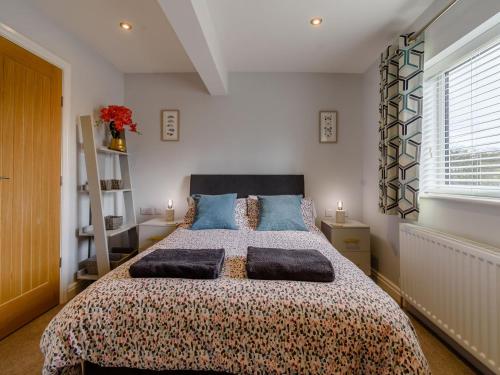 sypialnia z łóżkiem z 2 poduszkami w obiekcie Apple Pip w mieście Reighton