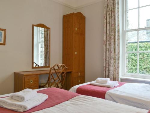 sypialnia z 2 łóżkami, lustrem i komodą w obiekcie Apartment 3-uk33247 w mieście Grayrigg