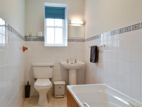 łazienka z toaletą, umywalką i wanną w obiekcie Apartment 3-uk33247 w mieście Grayrigg