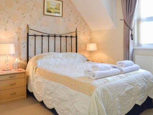 1 dormitorio con 1 cama con toallas en Lyndale House, en Pateley Bridge