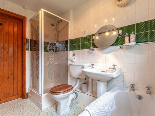 Ванная комната в Torbant Fach