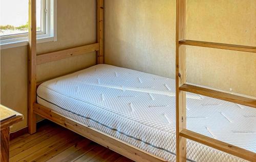 Säng eller sängar i ett rum på Pet Friendly Home In Rosvik With Wifi