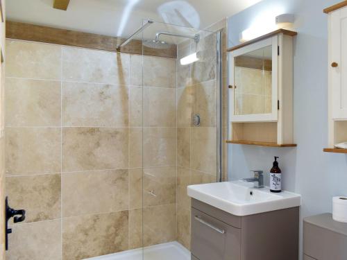 West Hoathley的住宿－The Granary，带淋浴和盥洗盆的浴室