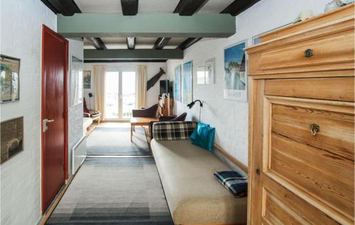- un couloir avec un canapé dans l'établissement Beautiful Apartment In Sams With Kitchen, à Ballen
