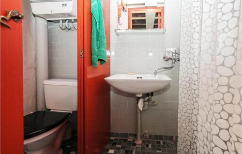 een kleine badkamer met een wastafel en een toilet bij Beautiful Apartment In Sams With Kitchen in Ballen