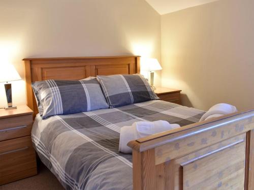 a bedroom with a bed with two night stands and two lamps at Sheep One - Uk33361 in Threlkeld