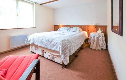 Katil atau katil-katil dalam bilik di 3 Bedroom Amazing Home In St Pierre En Auge