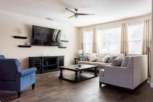 4BR 2.5BA Upscale Modern Fast WiFi Garage Parking