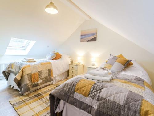 a bedroom with two beds and a window at Ty Arth - Uk31652 in New Quay