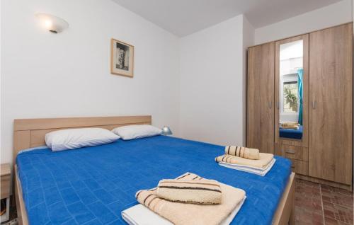 En eller flere senge i et værelse på Nice Apartment In Utjeha With Kitchen
