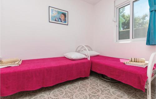 Cama o camas de una habitación en Nice Apartment In Utjeha With Kitchen