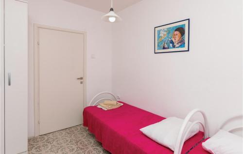 Cama o camas de una habitación en Nice Apartment In Utjeha With Kitchen