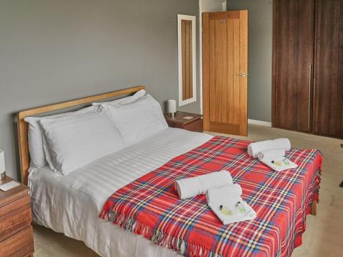 ein Schlafzimmer mit einem Bett mit zwei Handtüchern darauf in der Unterkunft Haven View in Berwick-Upon-Tweed