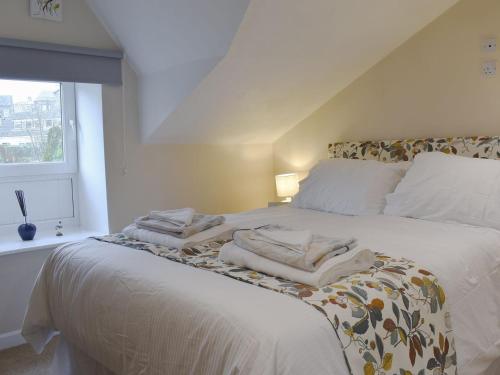 1 dormitorio con 1 cama con toallas en The Coach House Halifax, en Halifax