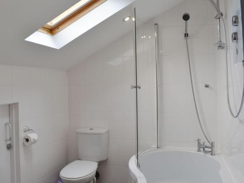 La salle de bains est pourvue d'une douche, de toilettes et d'un lavabo. dans l'établissement The Coach House Halifax, à Halifax