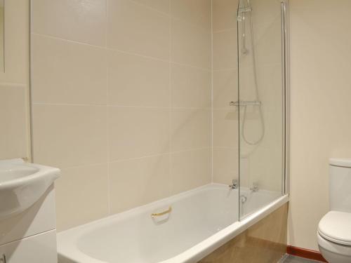 y baño blanco con ducha y aseo. en Isleport Lodge en Highbridge