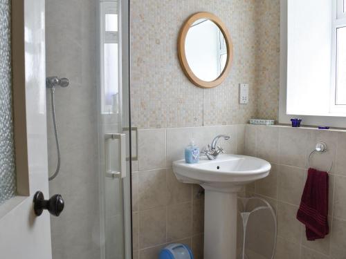 Tradewinds في Portknockie: حمام مع حوض ودش مع مرآة