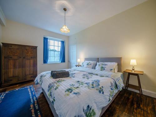 Un dormitorio con una cama grande y una ventana en Malt House en Skenfrith