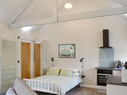 een slaapkamer met een bed en een bank bij The Studio At Westfield in Bellingham