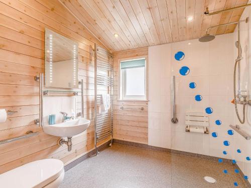 ein Bad mit einem WC, einem Waschbecken und einer Dusche in der Unterkunft Walnut Lodge-uk37595 in Willington