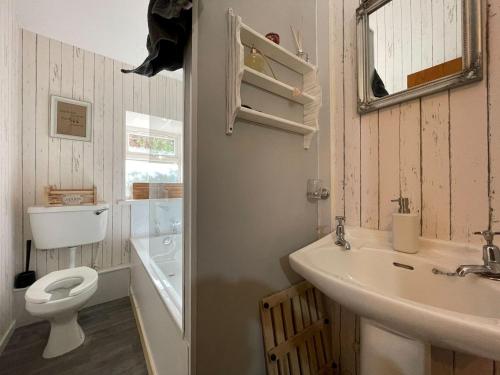 Sheenas Butnben في Arnisdale: حمام مع حوض ومرحاض وحوض استحمام