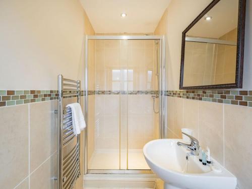 een badkamer met een douche en een wastafel bij The Tack Rooms - Uk37520 in Routh