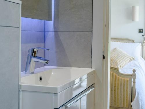 - un lavabo blanc avec un robinet en chrome dans l'établissement The Restored Cottage, à Eccleston