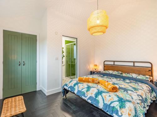Säng eller sängar i ett rum på Lotties Luxurious Lodge - Uk36784
