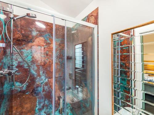 una ducha con una puerta de cristal junto a un espejo en Lotties Luxurious Lodge - Uk36784, en Sutton Valence