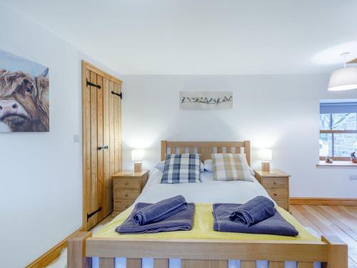 een slaapkamer met een bed met 2 kussens erop bij The Wool Loft - Uk31410 in Outhgill