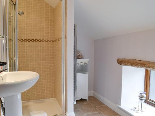 een badkamer met een douche en een wastafel bij Swallow Barn in Torpenhow