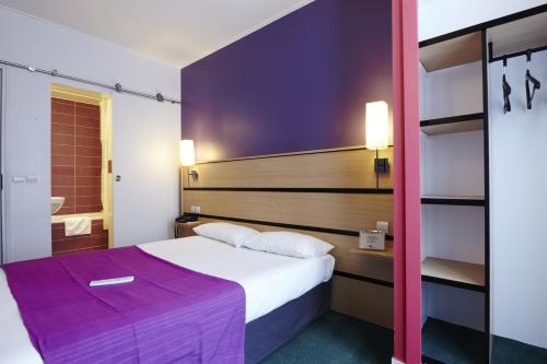 Cama ou camas em um quarto em Kyriad Paris 10 - Canal Saint Martin - République
