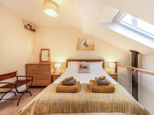 A bed or beds in a room at Ferny Rigg Byre - Uk3326