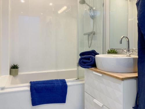 ein Badezimmer mit einem Waschbecken, einer Dusche und einer Badewanne in der Unterkunft Hollybank in Ladybank