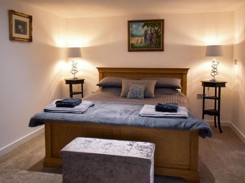um quarto com uma cama grande com duas toalhas em Uphempston Farm House Annex em Totnes