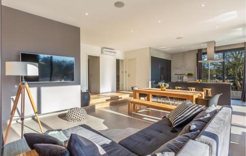 a living room with a couch and a table at Gorgeous Home In Katuni With Wifi in Katuni
