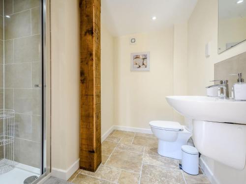 a bathroom with a toilet and a sink and a shower at Pipistrelle - Uk30758 in Bream