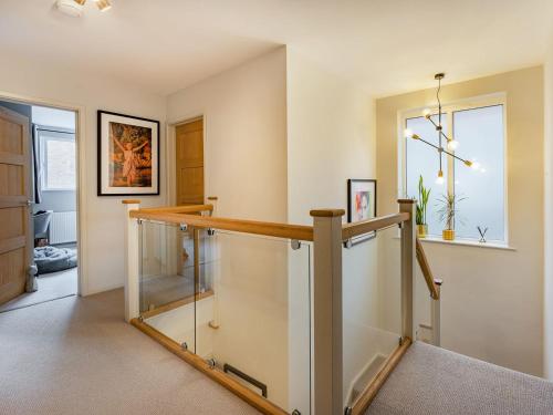 una escalera con barandilla de cristal en una casa en Vallance House en Brighton & Hove