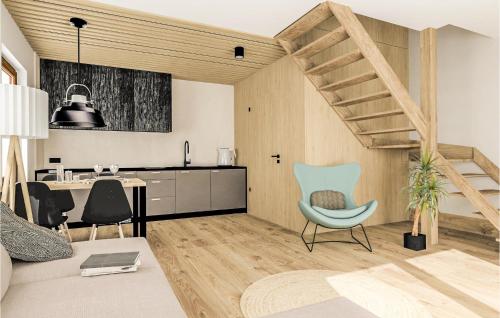 sala de estar con escalera y silla azul en Pet Friendly Apartment In Jezierzany With House A Panoramic View en Jezierzany