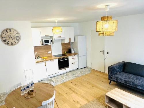 Il dispose d'une cuisine et d'un salon avec une table et un canapé. dans l'établissement Chessy Disneyland, à Chessy