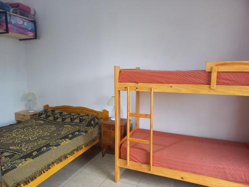 1 dormitorio con 2 literas y 1 cama en El Atardecer en Cortaderas
