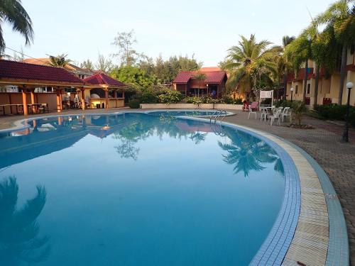 ein großer blauer Pool neben einem Hotel in der Unterkunft Seri Indah Resort in Kuala Terengganu