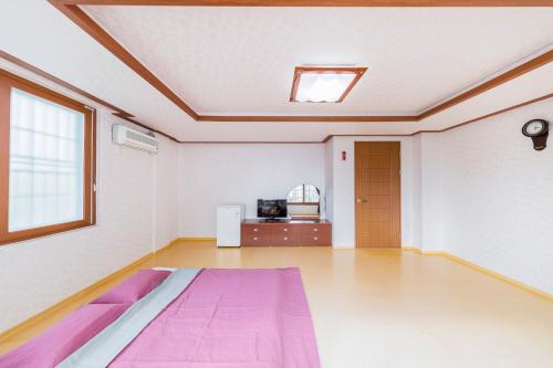 慶州的住宿－Remember Youth Hostel，卧室配有粉红色的床。