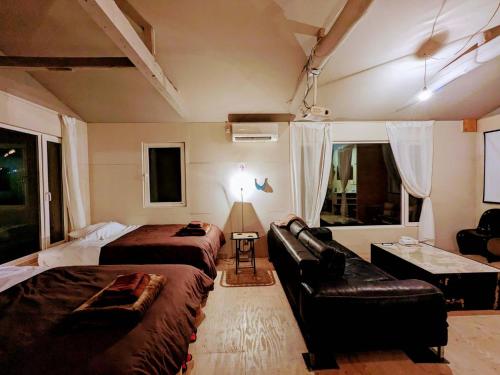 sala de estar con 2 camas y sofá en Kartoffel en Kita-karuizawa