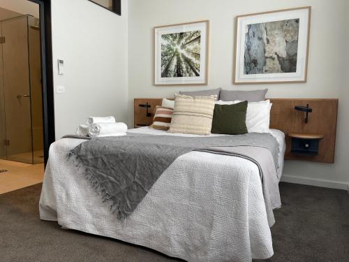 Una cama o camas en una habitación de The Royal Daylesford Hotel