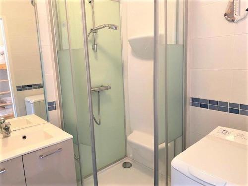 une salle de bain avec une douche, des toilettes et un lavabo dans l'établissement Studio tout équipé à Quiberon avec terrasse et garage - FR-1-478-118, à Quiberon