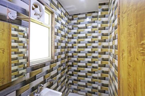een badkamer met mozaïektegels bij Hotel GL Suites Near Delhi Airport in New Delhi