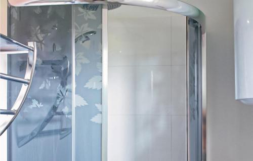 una ducha con una puerta de cristal con mariposas. en Cozy Home In Jezierzany With Sauna, en Jezierzany