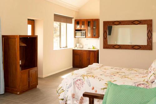 a bedroom with a bed and a mirror on the wall at Hatchers Richmond Manor in Richmond