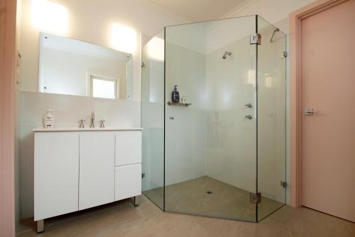 bagno con doccia in vetro e lavandino di Hill Cottage Hahndorf a Hahndorf
